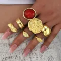 Conjunto de anillos multiples estilo vintage dorado con formas geometricas y piedra roja. - Vintage Ring Set (6557001HB)
