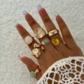 Juego de anillos dorados vintage de varias piezas con piedras de colores, joya llamativa. - Vintage Ring Set (6513601HB)