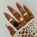 Set de anillos dorados vintage con piedras de resina color ámbar de diseño irregular. - Vintage Ring Set (6614801hb)