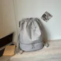Sac à dos étanche gris à cordon, design géométrique élégant avec compartiment inférieur. - Gris