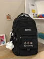 Klassischer schwarzer Schulrucksack mit vielen Fächern, süßen Stickereien und Plüschanhänger. - Schwarz (mit Anhänger)