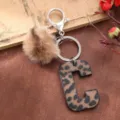 Detailaufnahme des stilvollen Leopardenmuster Buchstabe C Schlüsselanhängers mit Flausch. - Buchstabe C
