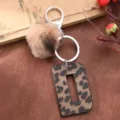 Leopardenmuster Buchstabe D Schlüsselanhänger mit Plüsch Bommel Metallring Tasche Anhänger. - Buchstabe D