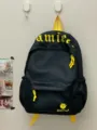 Lhaendiger schwarzer Rucksack mit gelben Gurten und gestickten Details fuer den Alltag. - Einzelne Tasche / Schwarz