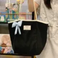 Casual μαύρη τσάντα shopper από καμβά με λευκό τελείωμα και χαριτωμένο μπλε καρό φιόγκο. - Με Κρεμαστό / Μαύρο
