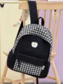 Schwarzer und weißer Karo-Freizeitrucksack mit süßer Apfelstickerei für den täglichen Schulweg. - Schwarze Einzelne Tasche