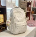 Mochila blanca bonita con estampado de estrellas coloridas y peluche, ideal para la escuela y uso. - Mochila Blanca con Colgante