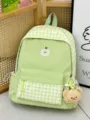 Hellgrüner karierter Schulrucksack für Mädchen mit Apfelstickerei und süßem Anhänger. - Grün