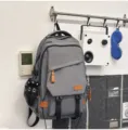Mochila escolar gris elegante con gran capacidad y diseño moderno para uso diario y viajes. - Gris (Con Colgante)