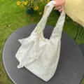 Weisse Stoff Schulter-Tasche mit eleganter Spitzen-Schleife Variante für Damen und Studenten. - Herz mit Seidenschal / Weiß
