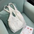 Weißer gepunkteter Canvas Umhängetasche Lässiger Shopper mit eleganter Spitze Schleife - Punkte mit Seidenschal / Weiß