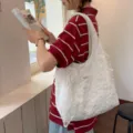 Weißer spitzenbestickter Segeltuch-Umhängetasche für Damen, stilvolle Tasche für den Alltag. - Blumen mit Seidenschal / Weiß