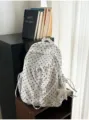 Stilvoller Pünktchen Rucksack für Studenten, lässige Freizeittasche in Weiß und Schwarz. - Mit Anhänger / Weiß