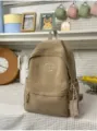 Stilisierter khakifarbener Rucksack mit Buchstabenstickerei fuer Studenten Alltag - Mit Anhänger / Khaki