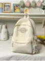 Geräumiger Freizeitrucksack für Studenten mit stylischer Stickerei und praktischen Taschen. - Mit Anhänger / Weiß