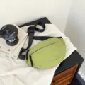 Κομψή πράσινη νάιλον τσάντα χιαστί, casual τσάντα στήθους με ρυθμιζόμενο ιμάντα. - Πράσινο του Γρασιδιού