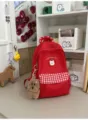 Sac à dos décontracté rouge avec poche à carreaux, broderie d'ours et inscription élégante. - Avec Pendentif / S / Rouge