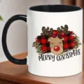 Nahaufnahme einer Keramiktasse mit einem weihnachtlichen Rentier-Druckmotiv im Detail. - Stil 5