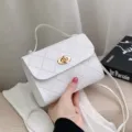Weiße gesteppte kleine Umhängetasche mit Griff und Goldschloss. Modische Damen Schultertasche. - Weiß