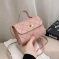 Rosa gesteppte Damen Umhängetasche, kleine quadratische Tasche mit elegantem Metallverschluss. - Rosa