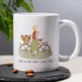 Mug à café en céramique blanche avec illustration automnale, tasse idéale pour le bureau. - Fille d'Automne