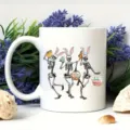 Tasse à café en céramique blanche avec imprimé squelette lapin, idéale pour bureau et usage. - 10