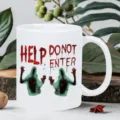 Witte keramische koffiemok met horror zombie handafdruk design, ideaal voor kantoor. - Halloween thema stijl