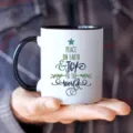 Λεπτομερής κοντινή λευκή κεραμική κούπα καφέ με όμορφη γιορτινή τυπογραφική εκτύπωση. - 301-400ml / Στυλ Εκτύπωσης Χριστουγεννιάτικου Δέντρου