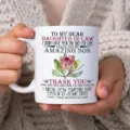 Tasse à café en céramique blanche avec citation personnalisée pour belle-fille et motif floral. - 7