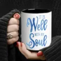 Keramikkaffeetasse Detailansicht mit inspirierendem Zitattext, ideal für Büro und Alltag. - Stil 3