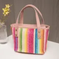 Sac cabas tressé coloré pour femme, poignées élégantes en cuir PU rose et clous métalliques. - Style 1