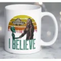 Taza de café de cerámica blanca con gráfico divertido de extraterrestre y bigfoot. - 301-400ml / Estilo 5