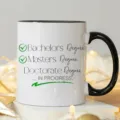 Keramik Kaffeetasse Detailaufnahme, schwarzer Henkel und Rand, motivierender Spruch Druck. - Stil 2