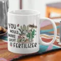 Detailopname van een witte keramieken koffiemok met grappige schedel cactus print en tekst. - 301-400ml / Stijl 3