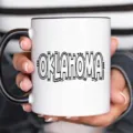 Keramik Kaffeetasse Detail, weiße Tasse mit schwarzem Henkel und Oklahoma Text, Büro Tasse. - Stil 3