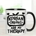 Keramische Kaffeetasse mit schwarzem Henkel und lustigem K-Drama Motiv fur das Buro. - Stil 8
