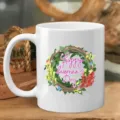 Witte keramische koffiekop met feestelijke bloemenkrans print, ideaal voor kantoor gebruik. - 301-400ml / 1