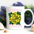 Detailaufnahme der weißen Keramiktasse mit schönem gelben Rosenmotiv und rosa Text. - Stil 2