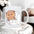 Gedetailleerd overzicht van een witte keramische mok met schattige berenprint op marmeren tafel. - 301-400ml / 2