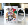 Detailansicht einer weissen Keramiktasse mit bunten Cartoon Tiergrafik Mustern Detail. - Stil 3