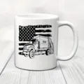 Witte keramische koffiemok met Amerikaanse vlag en vrachtwagen, ideal voor op kantoor. - 301-400ml / Stijl 3
