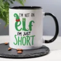 Close-up van een keramische mok met grappige elfenquote en koffiebonen op donkere leisteen. - Stijl 1