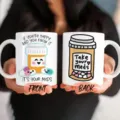 Weißer Keramik-Kaffeebecher mit lustigem Pillenflaschen-Design und Text für das Büro. - 301-400ml / Stil 9