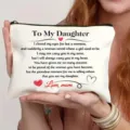 Dettaglio della pochette in tela con stampa a tema mamma e figlia e pratica chiusura con zip robusta. - Tema Messaggio Familiare