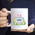 Detailansicht der weißen Keramiktasse mit Osterhase Grafik für Büro und Alltag. - 301-400ml / Stil 10
