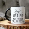 Primer plano detallado de una taza de cerámica con diseño de graduación y frase divertida. - Estilo 7