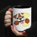 Vista detallada de taza de cerámica blanca con linda ilustración de bulldog y borde negro - Estilo 8