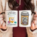 Vue détaillée de la tasse à café en céramique imprimée avec motif de flacon de pilules. - Dessin Animé Pilule