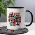 Gedetailleerd uitzicht van keramische koffiemok met kersttekst en lei onderzetter. - Kerstthema