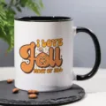 Vue détaillée d'une tasse en céramique avec un imprimé citrouille rétro et anse noire. - Citrouille et Lettres